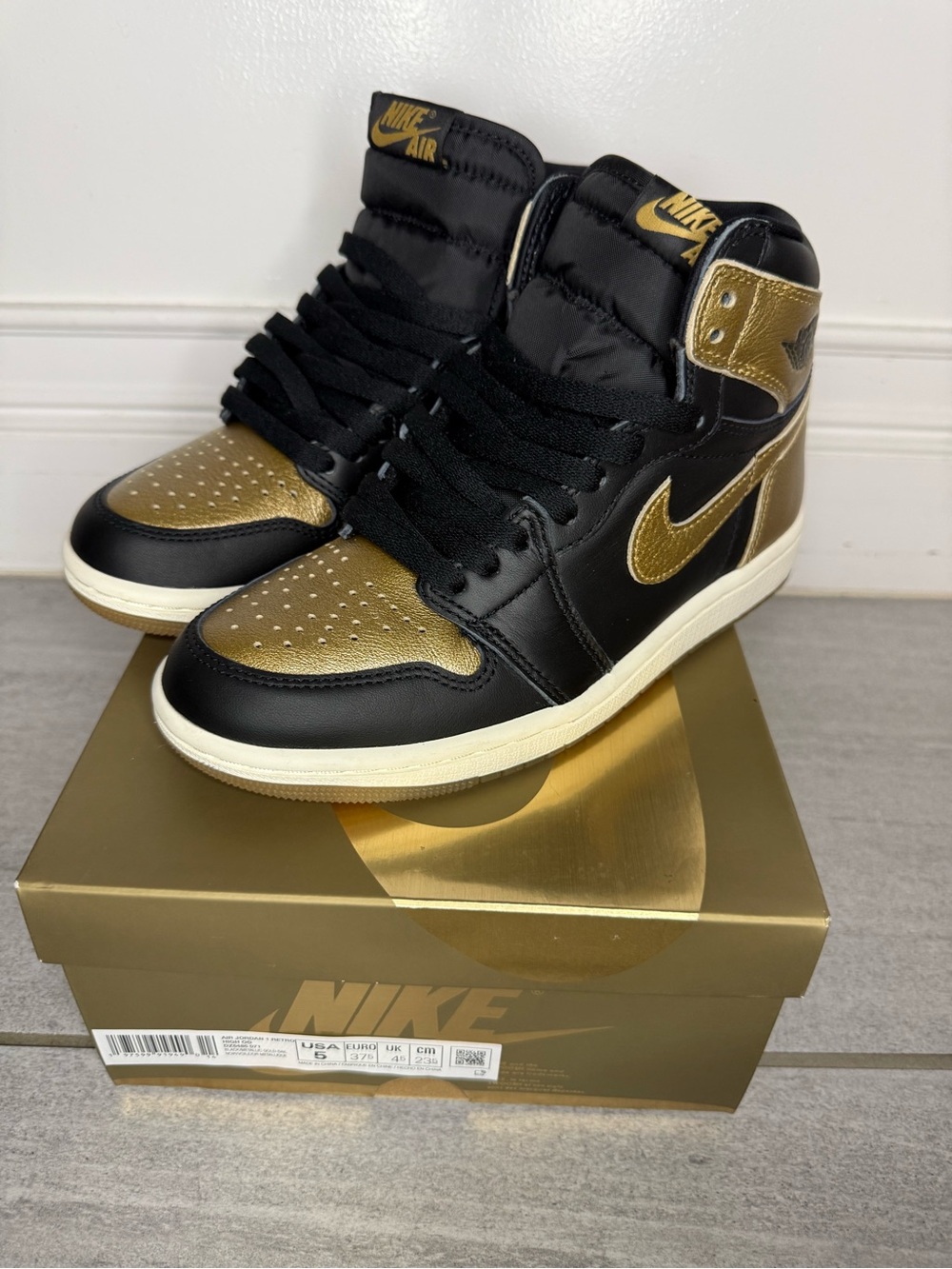 Jordan 1 Retro High OG Black/Gold size 5 Men